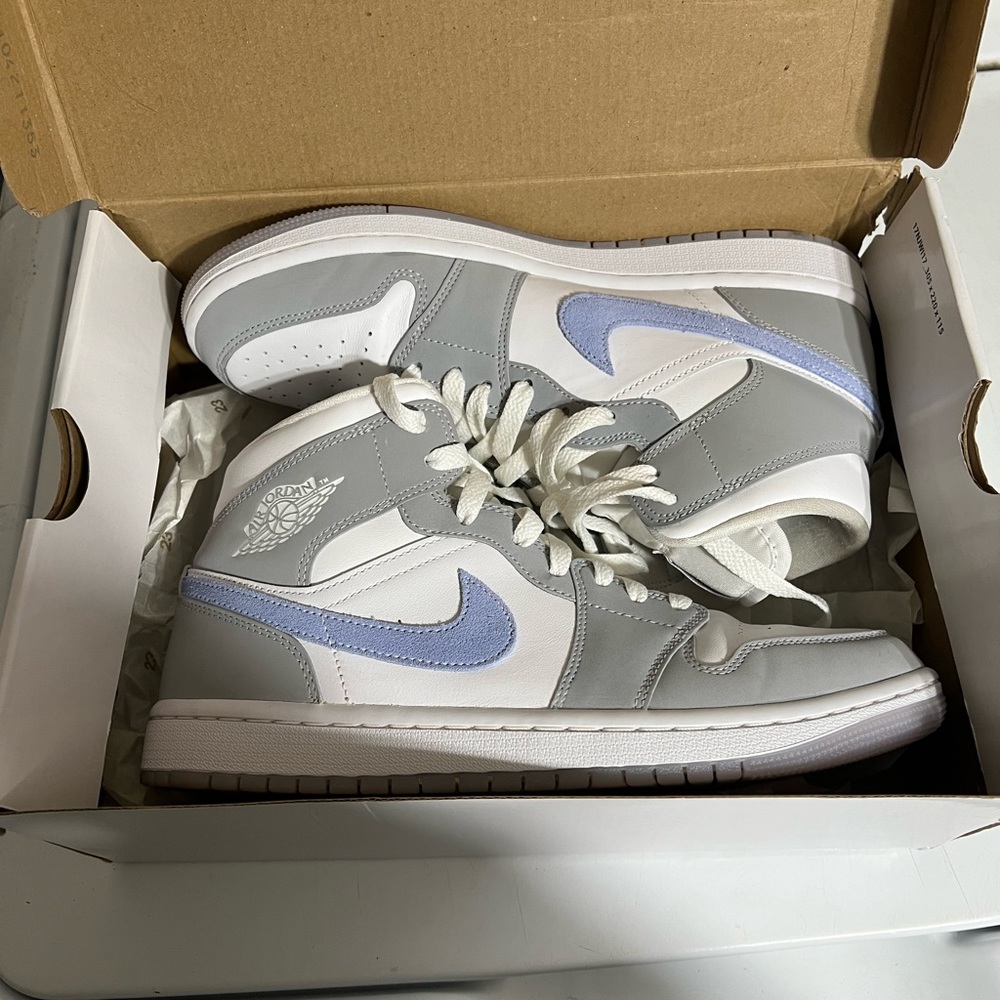 Women’s Air Jordan 1 Mid ‘Wolf Grey Aluminum’.